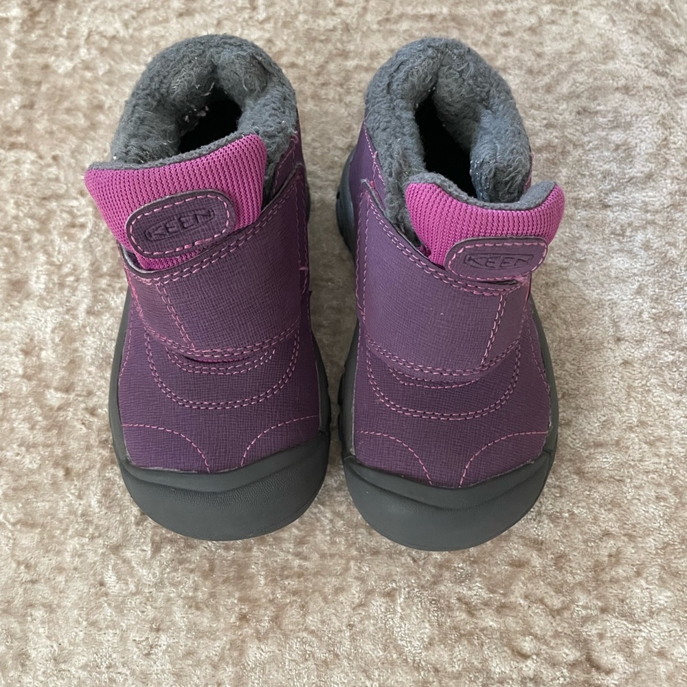 Girls keens insulated waterproof boots size 10